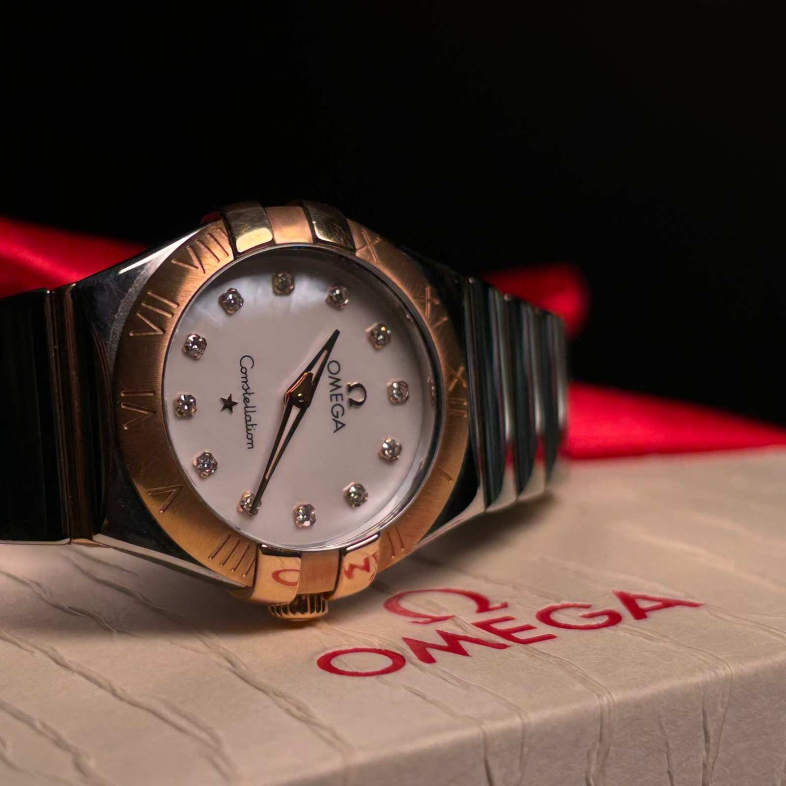 ساعت زنانه امگا 27 میلیمتری تمام میخ طلا صفحه صدف برلیان  Omega Constellation