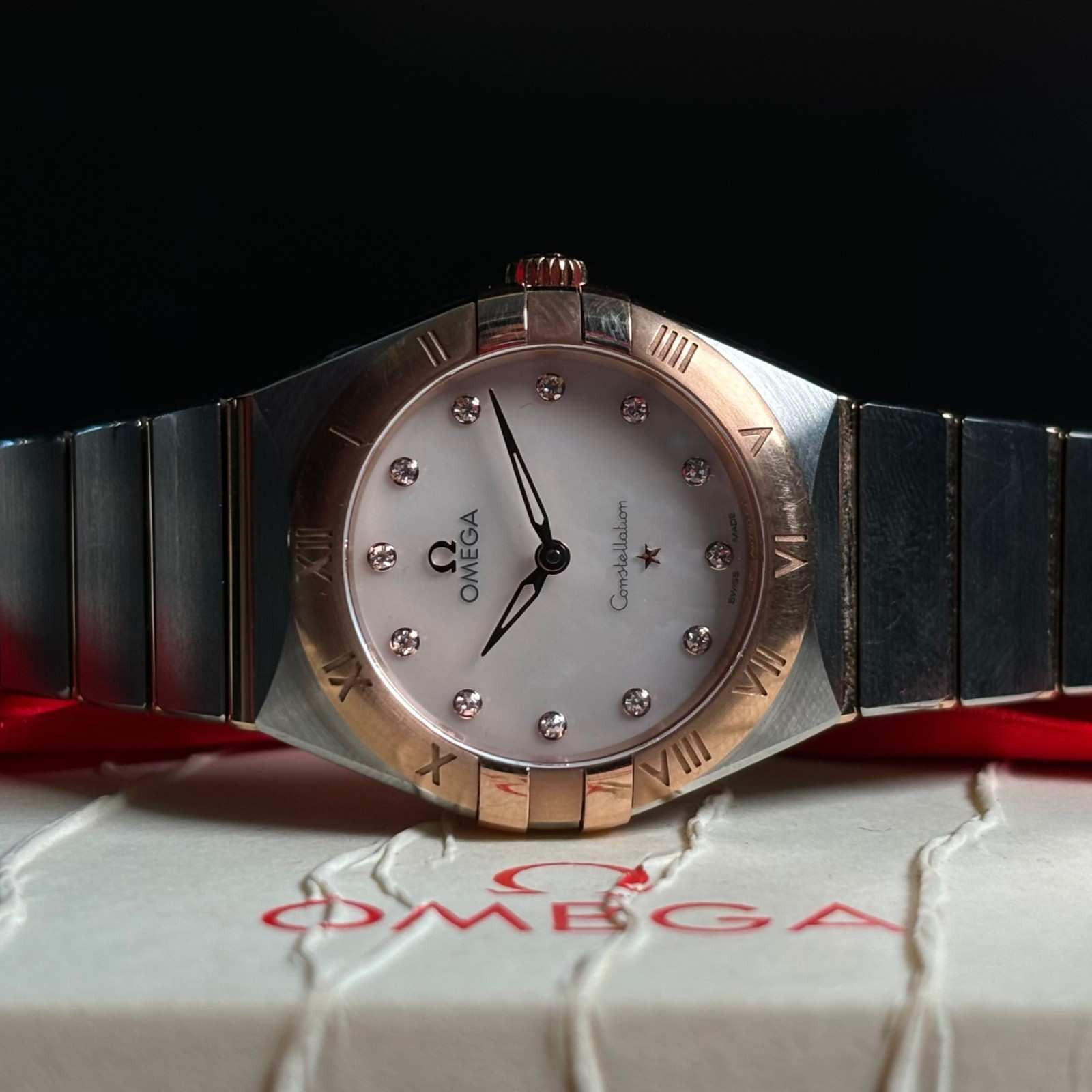 ساعت زنانه امگا 28 میلیمتری  New Face صفحه صدف برلیان Omega Constellation