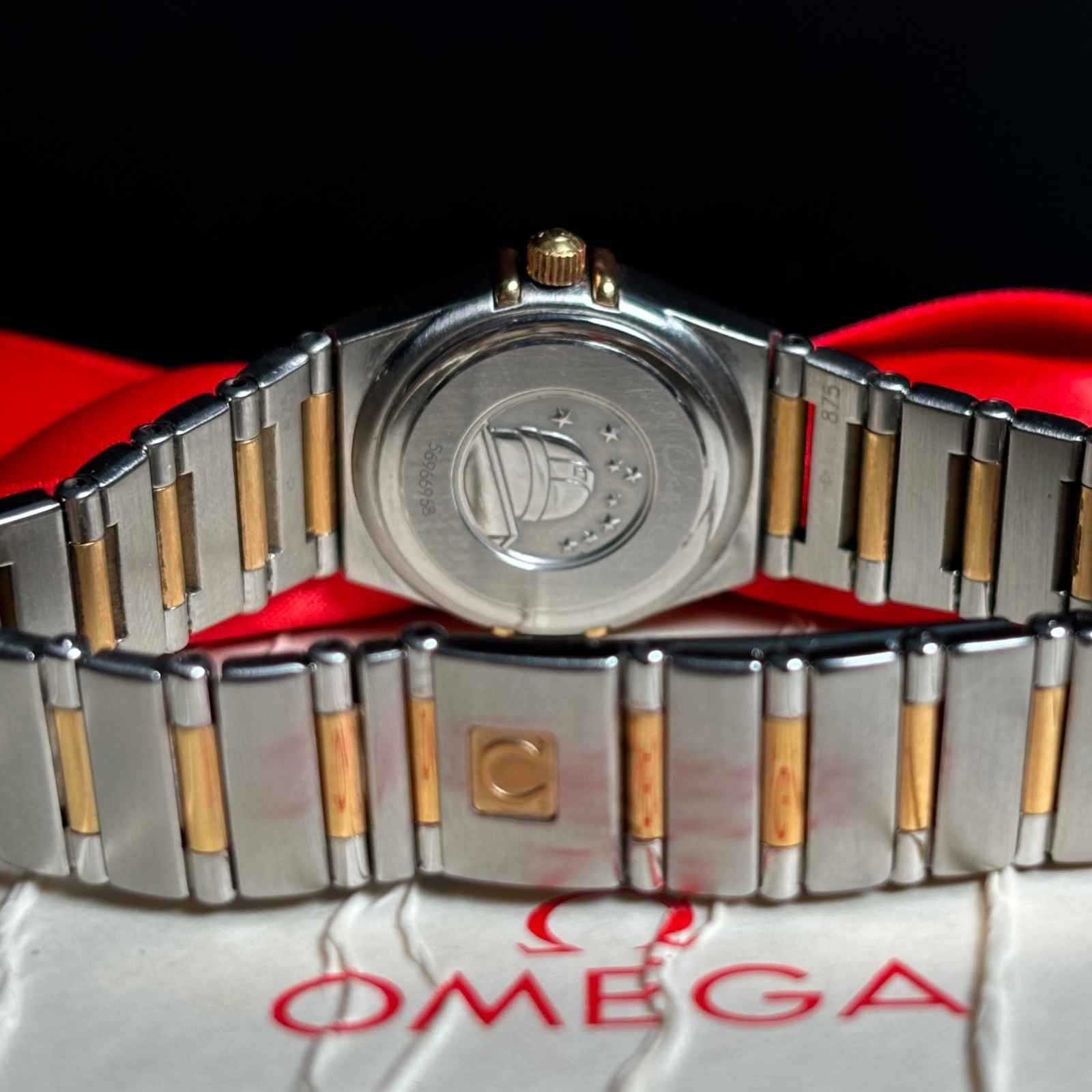 ساعت زنانه امگا 22.5 میلیمتری وسط میخ طلا صفحه صدف زه برلیان Omega Constellation