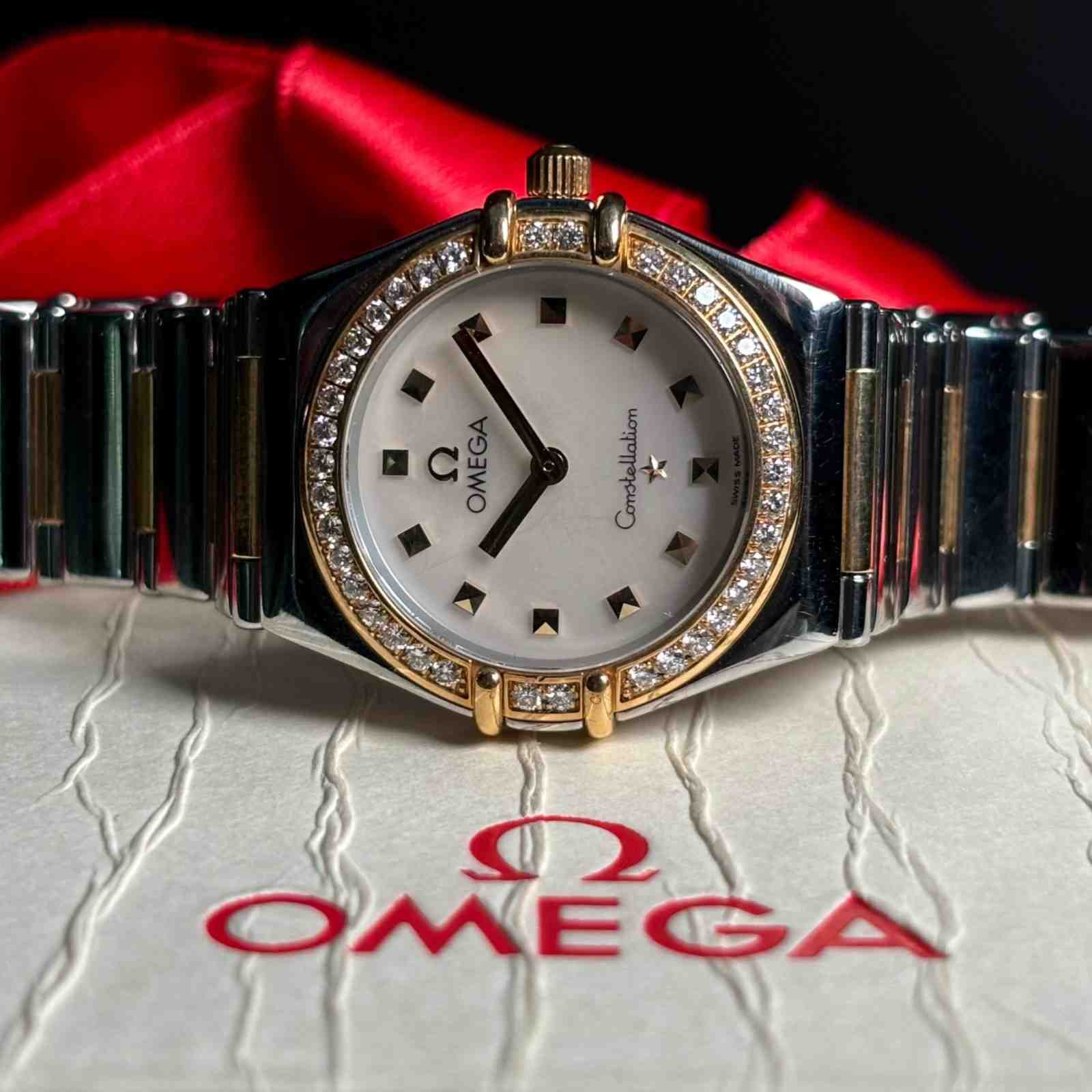 ساعت زنانه امگا 25.5 میلیمتری وسط میخ طلا  دور برلیان Omega Constellation