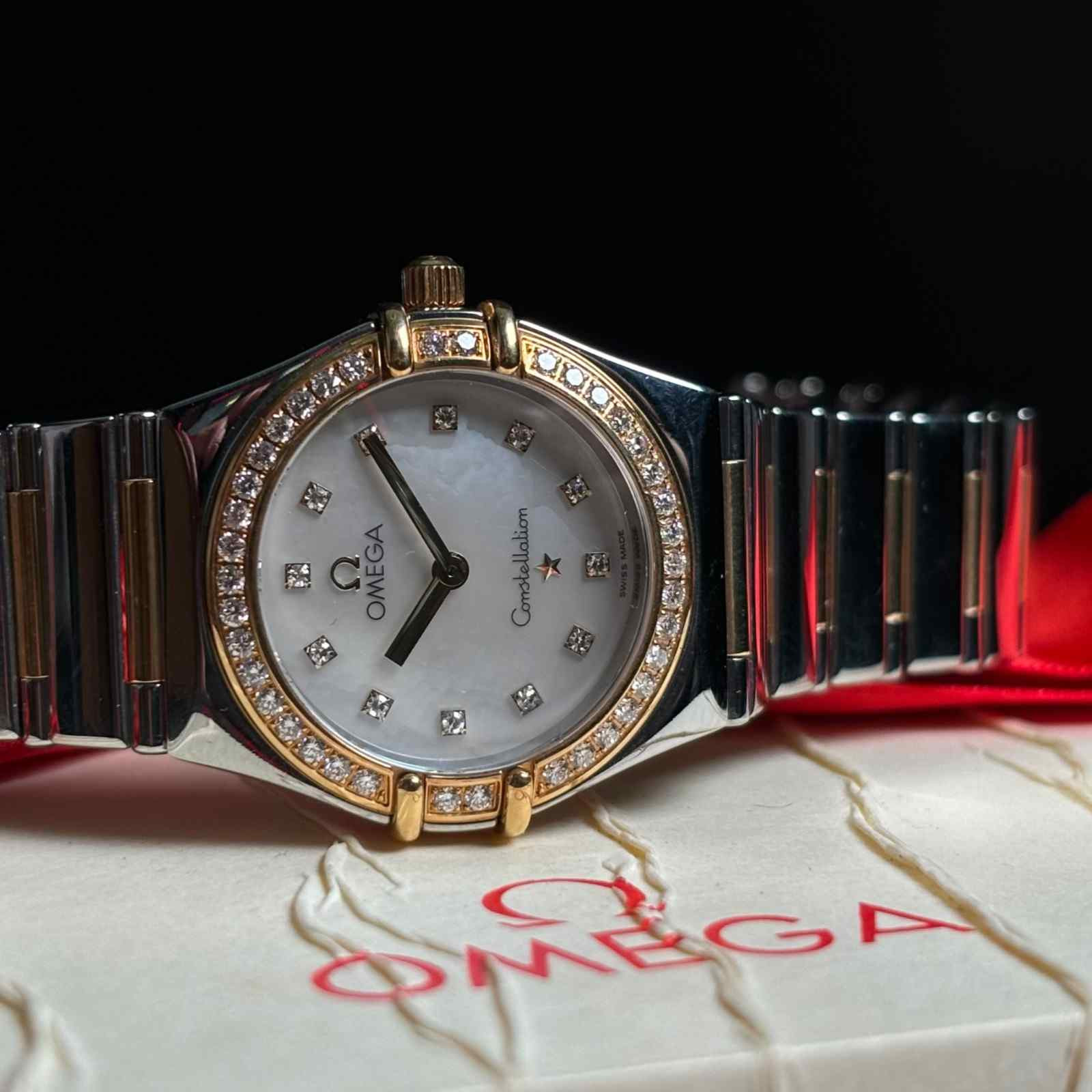 ساعت زنانه امگا  25.5 میلیمتری وسط میخ طلا صفحه صدف  تمام برلیان   Omega Constellation