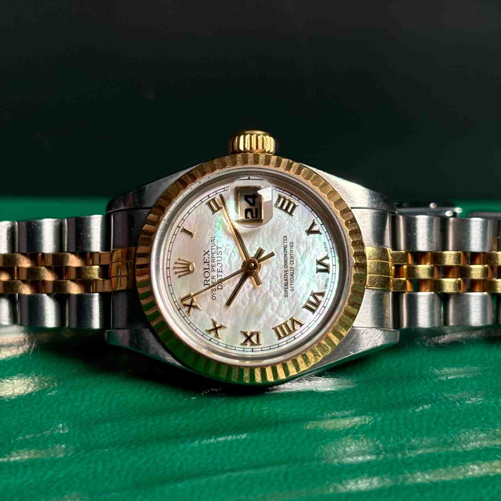ساعت زنانه رولکس 26 میلیمتری صفحه صدف  ROLEX DATEJUST